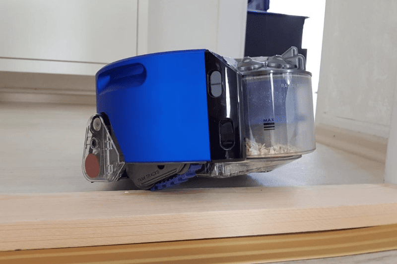 Робот-пылесос преодолевает дверной порог